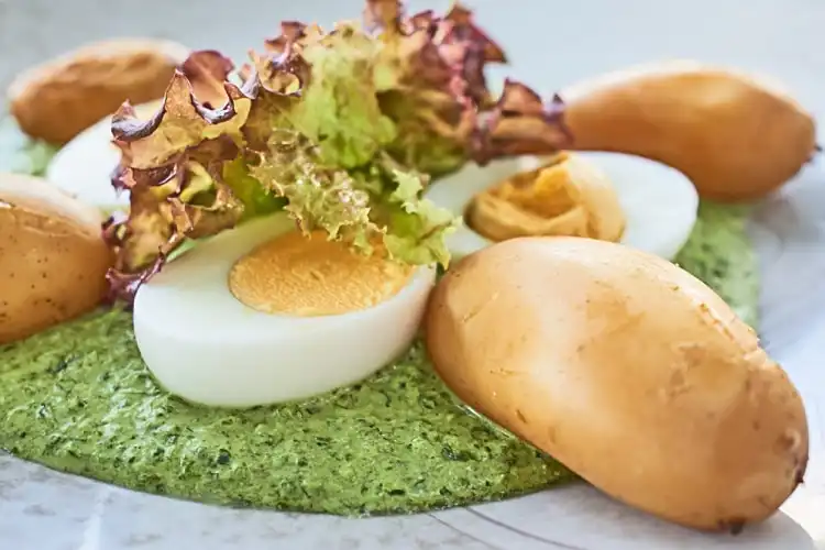 Prato de molho verde de Frankfurt com ovo cozido e batatas