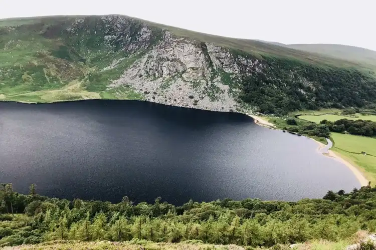 Vista do Guinness Lake, no condado de Wicklow, na Irlanda.