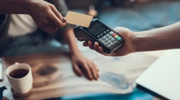 Cliente pagando com cartão de crédito na máquina