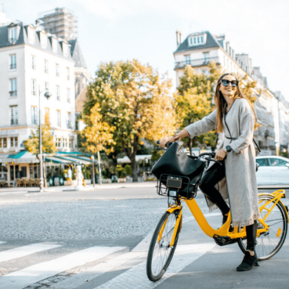Jovem andando de bicicleta em Paris, França