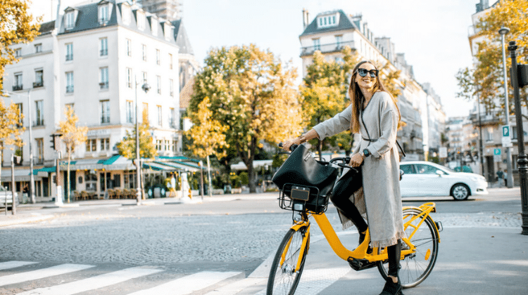 Jovem andando de bicicleta em Paris, França