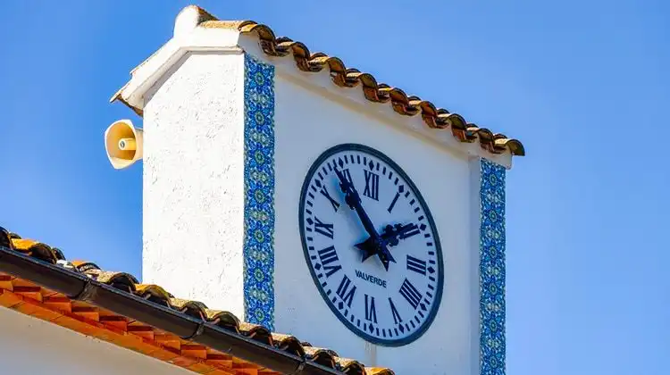 Relógio com horário na Espanha
