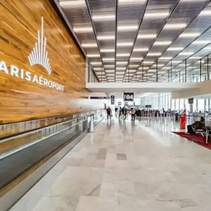Área de embarque no aeroporto de Paris