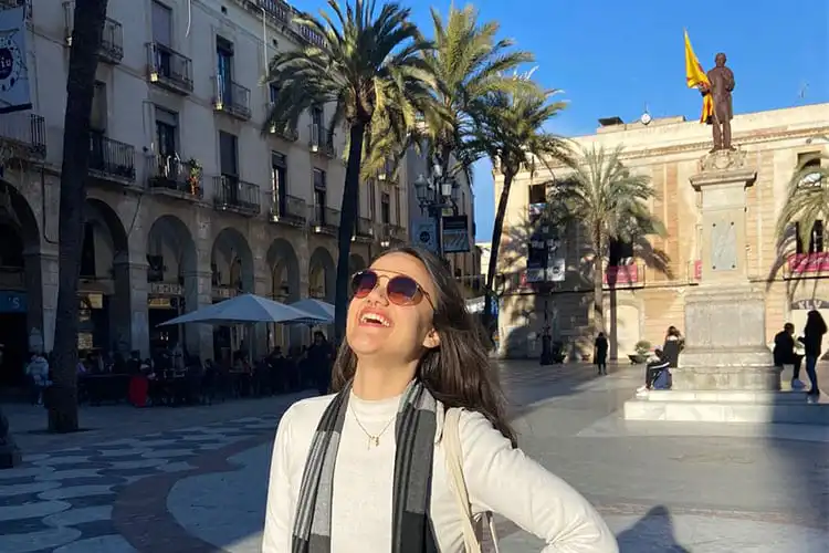 imigrante brasileira viajando a turismo na Espanha