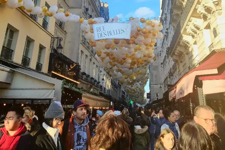 Imigrantes em rua gastronômica em Paris.