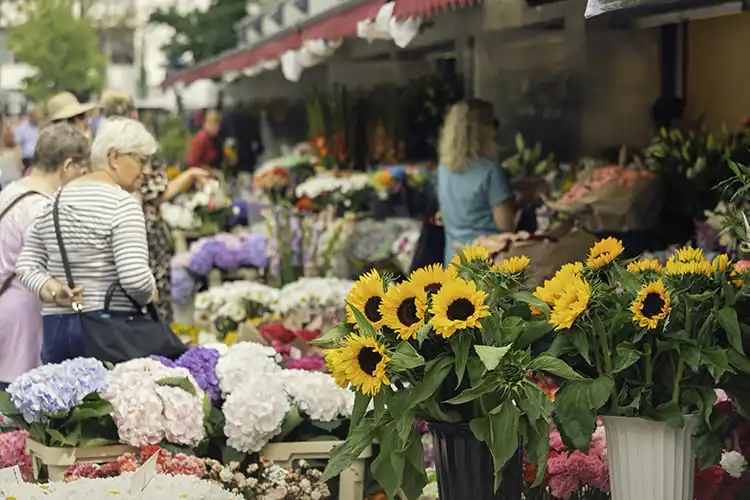 Pessoas em um mercado de flores