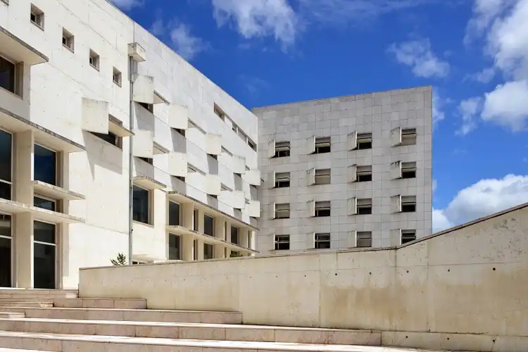 prédio do Instituto Universitário de Lisboa