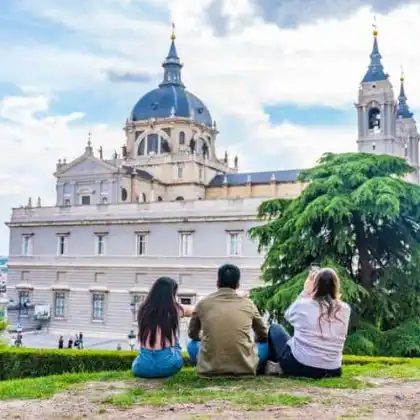 Jovens que fazem intercâmbio em Madrid vendo o Palácio Real da cidade