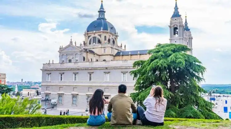 Jovens que fazem intercâmbio em Madrid vendo o Palácio Real da cidade