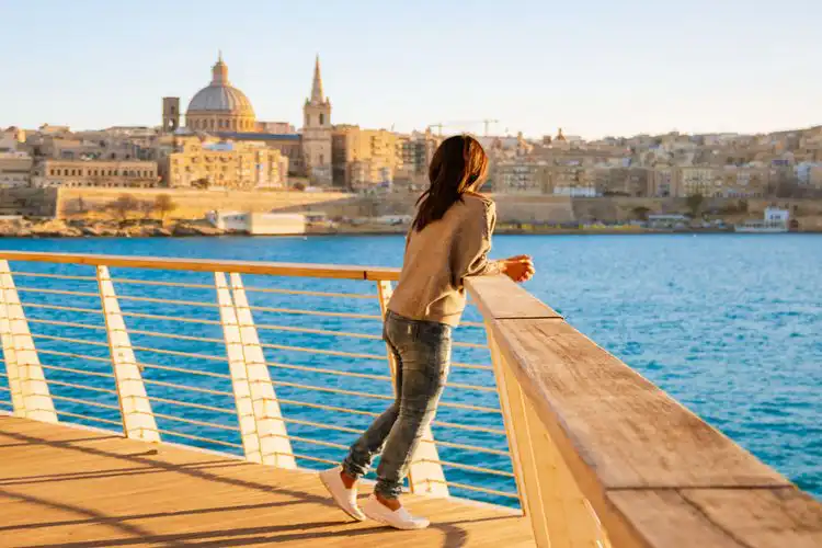 Mulher admirando a vista de Valleta durante o seu intercâmbio em Malta