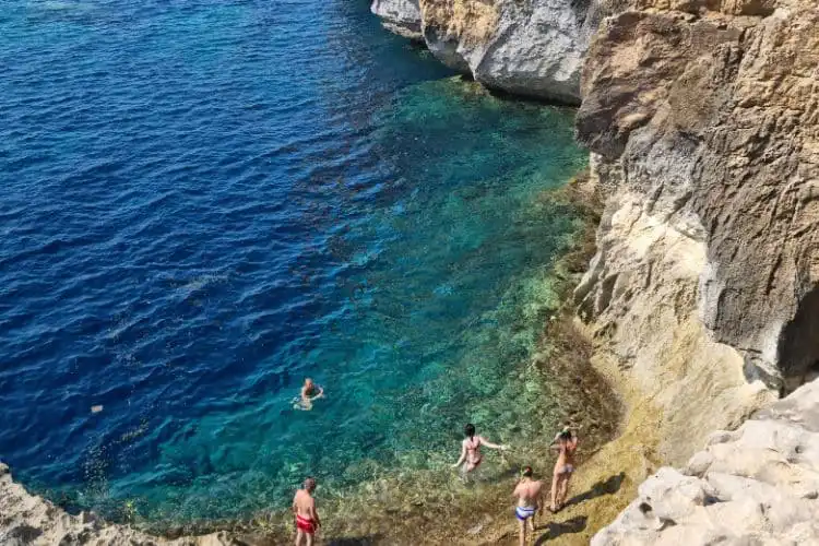 Banhistas curtindo a praia em Malta