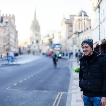 Estudante nas ruas de Oxford