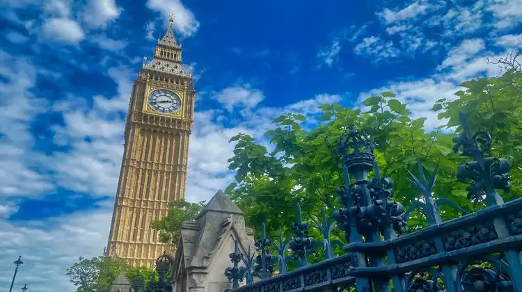 Big Ben, ponto turístico de Londres, destino popular do intercâmbio na Inglaterra.