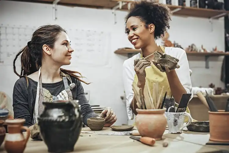 Mulheres fazendo cerâmica