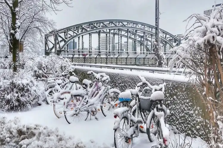 Bicicletas e ponte cobertas de neve em Munique, na Alemanha