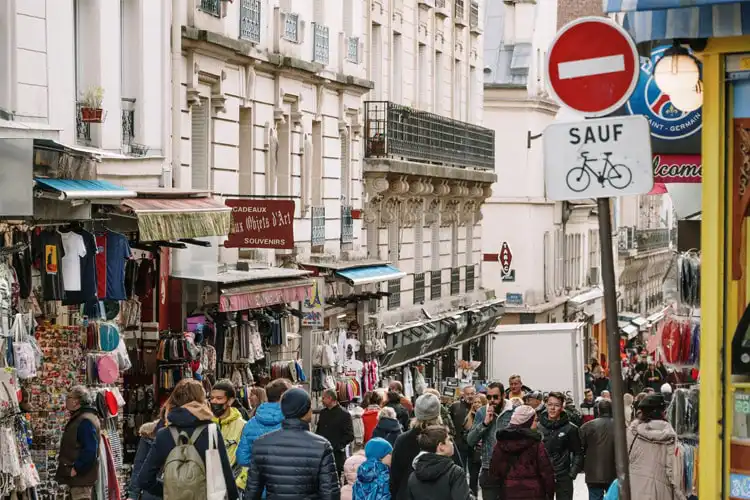 Fluxo de pessoas no 19e arrondissement em Paris