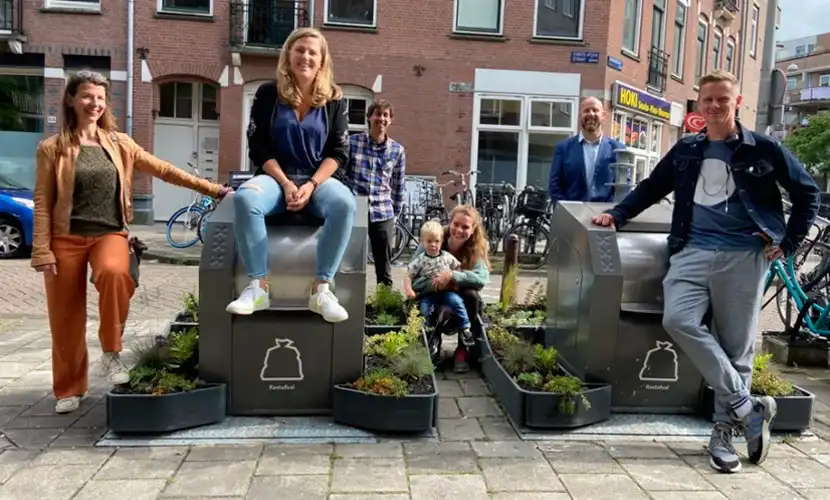 jardins em volta dos contentores de lixo em Amsterdam foto