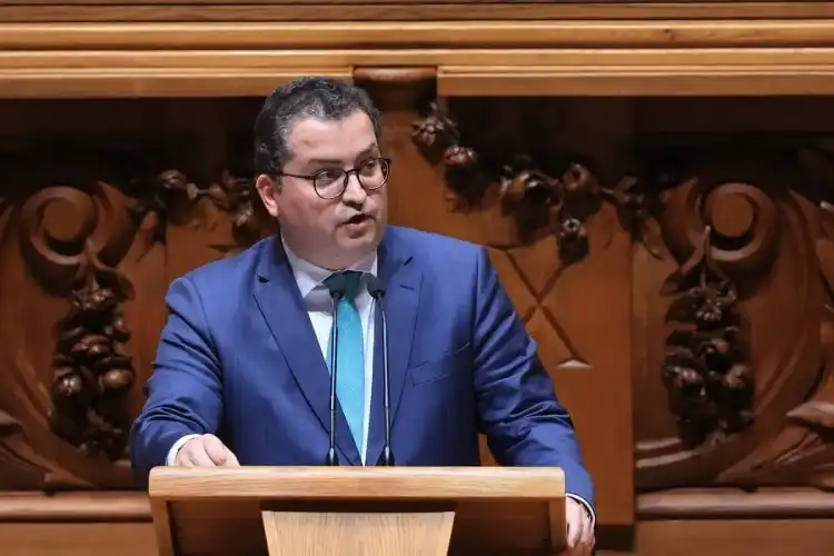 Ministro das Finanças de Portugal fala no Parlamento.