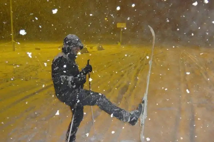 Jonathan Hames brincando na neve