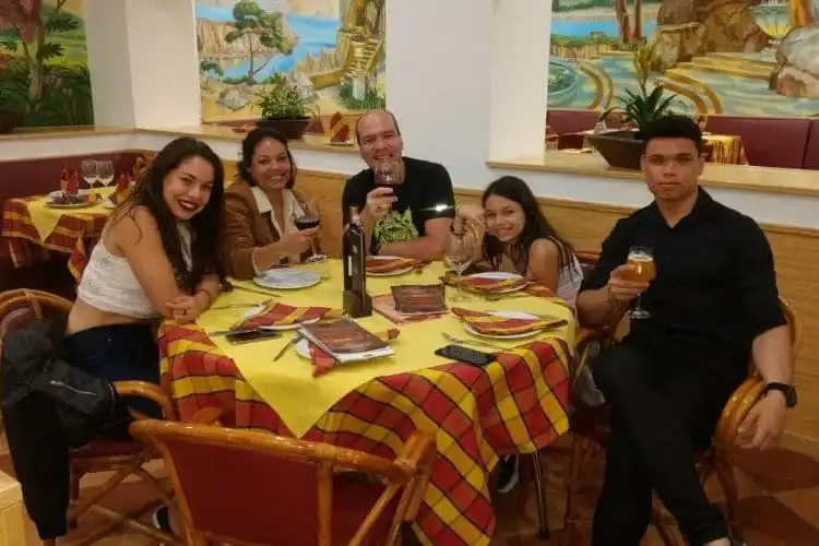 Família reunida em um restaurante