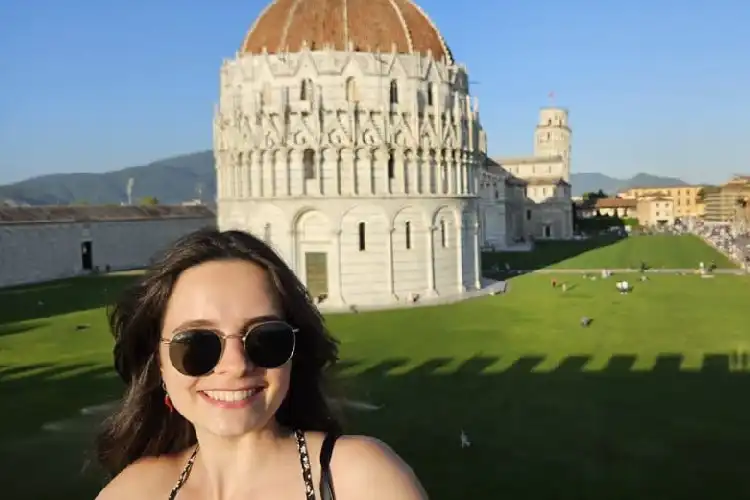 Jovem mulher em cidade italiana