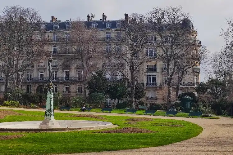Jardim do Palais Galliera, Paris, França.