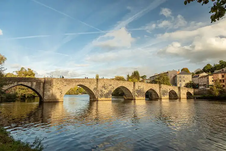 Ponte em dia de sol na cidade de Limoges na França