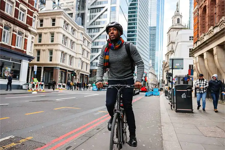 Homem de bicicleta em Londres