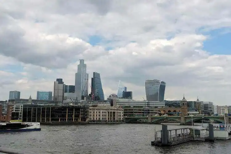 Visão panorâmica de prédios da cidade de Londres, uma das melhores da Inglaterra.