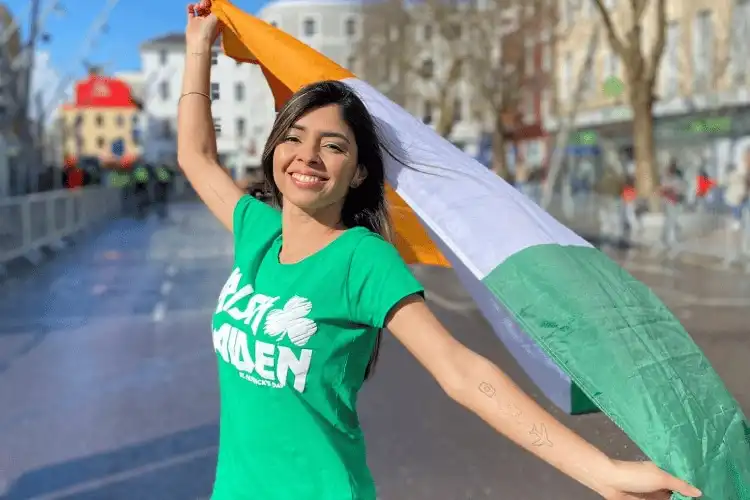 Menina com a bandeira da Irlanda
