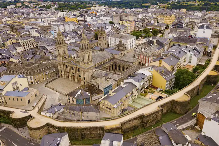 Vista panorâmica da cidade de Lugo, uma das cidades mais baratas da Espanha para morar