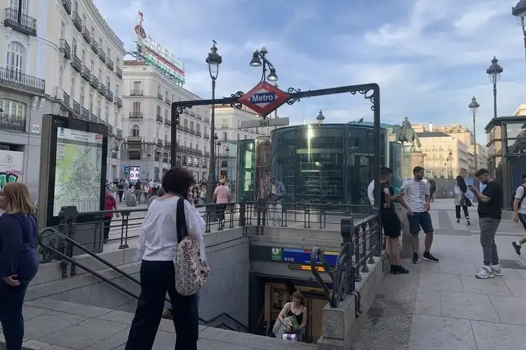 Porta do Sol no centro de Madrid, local muito frequentado pelos que moram na cidade