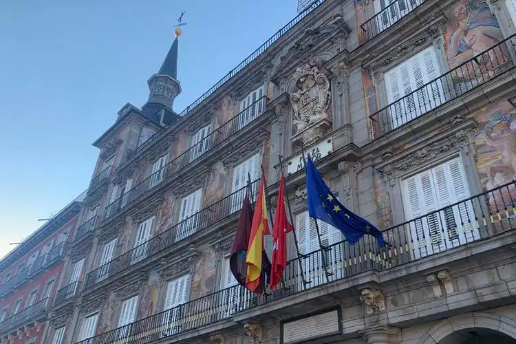 Bandeiras da União Europeia, Madrid e Espanha na Plaza Mayor, em Madrid
