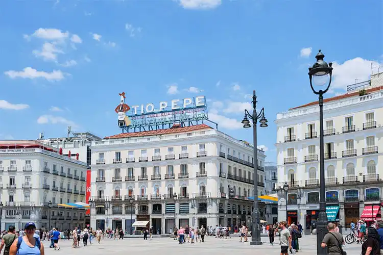 Praça Puerta del Sol, em Madrid Espanha, em dia de sol