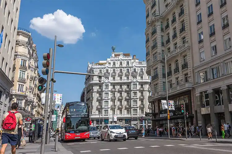 Rua de Madrid em dia de sol