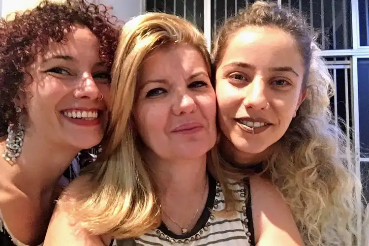 Tátylla com sua mãe e irmã