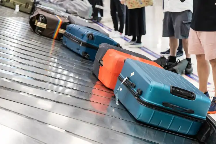 Malas de viagem em esteira de aeroporto