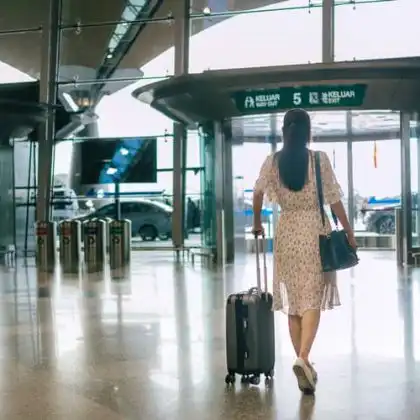 Mulher com mala para bagagem de mão no aeroporto.