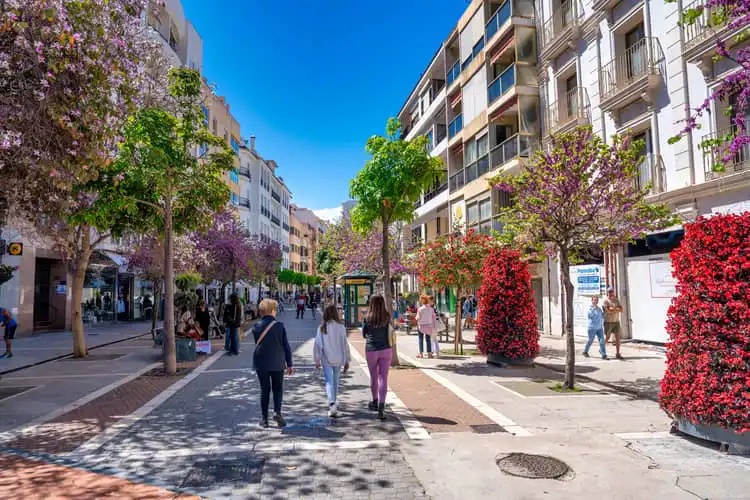 Avenida pedestre de Estepona, em Málaga, uma das melhores cidades da Espanha para morar