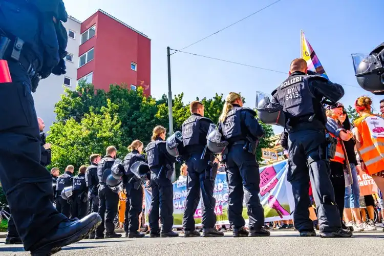 Policiais alemães acompanham as manifestações no país.