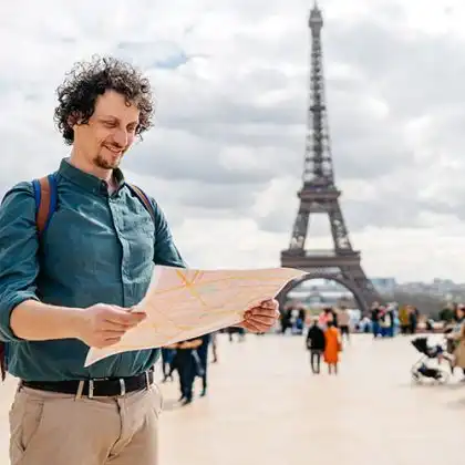 Homem olhando mapa da França