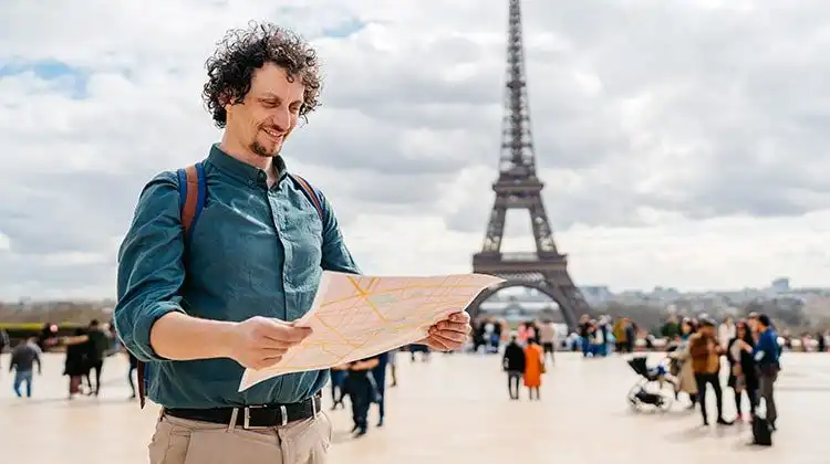 Homem olhando mapa da França