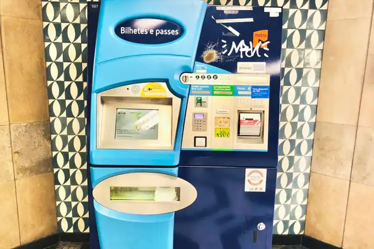 máquina comprar bilhetes metro de Lisboa