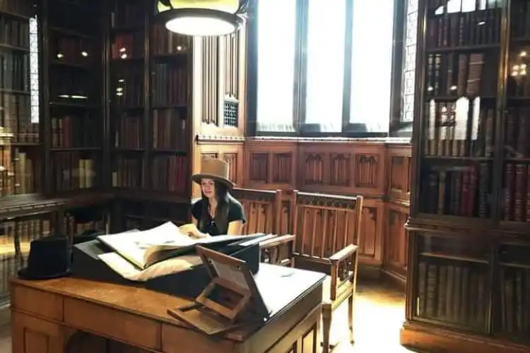 Mara na biblioteca durante o seu intercâmbio em Manchester