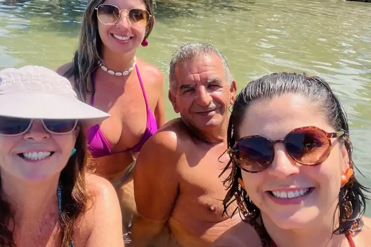 Roberta Simoni com a família na praia. 