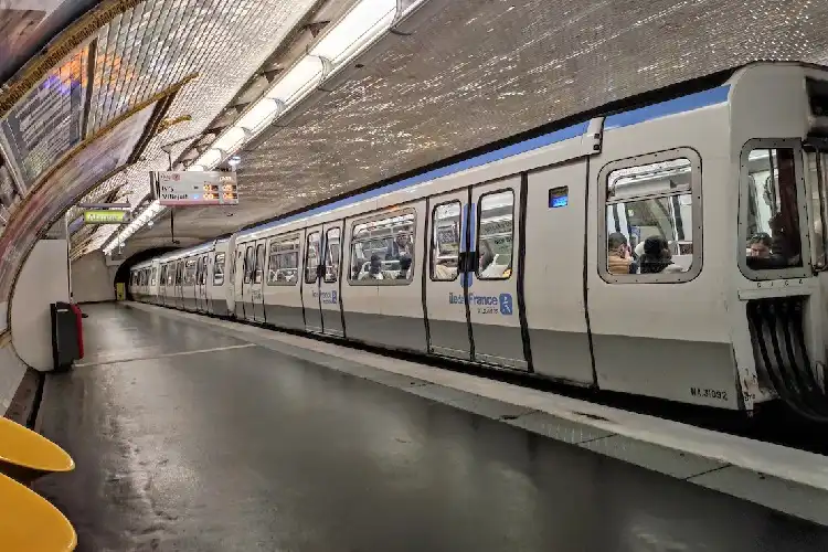Ao morar em Paris, terá uma ótima rede de metrô.