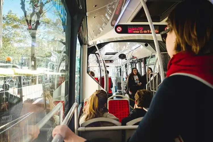 Mulher em ônibus do transporte público de Barcelona, Espanha,