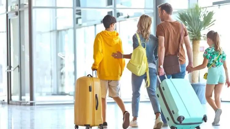 Família com a melhor mala de viagem em aeroporto