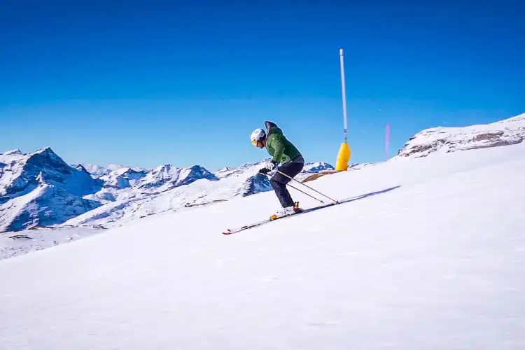 Homem em pé esquiando