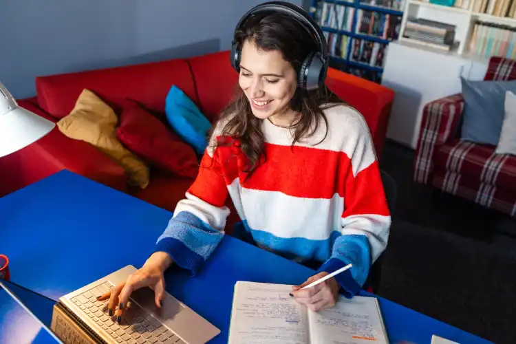 Menina estudando inglês em computador